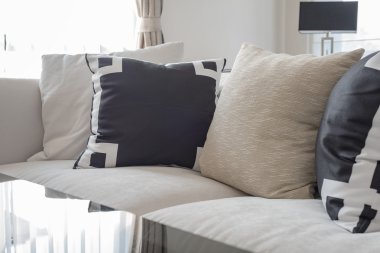 siyah ve beyaz yastıklar ile modern beyaz kanepe 