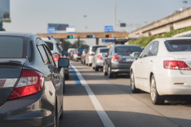 hızlı yolu kapısı önünde araba kuyruğu