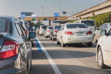 hızlı yolu kapısı önünde araba kuyruğu