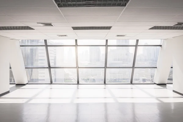 大きな窓と空のオフィス スペース — ストック写真