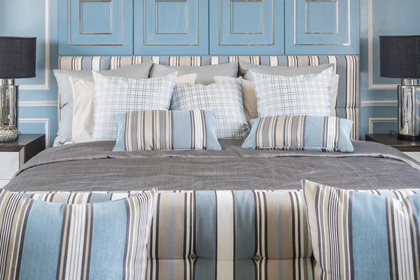 Blauwe kussens op luxe bed in blauwe slaapkamer — Stockfoto