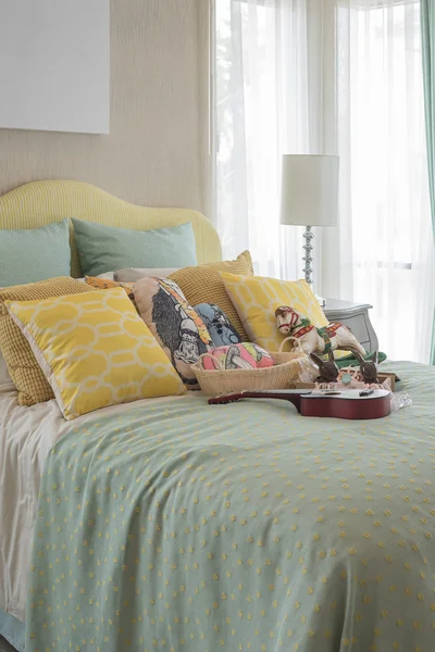 Renkli yatak ve yastıklar ile renkli yatak odası — Stok fotoğraf