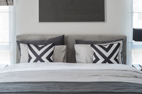 Dormitorio moderno en blanco y negro con cama moderna — Foto de Stock