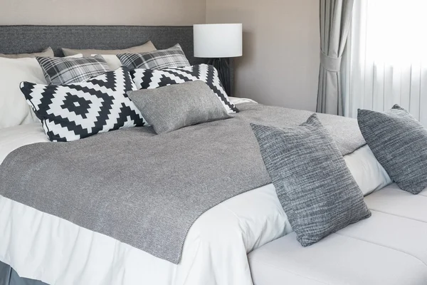 Bed and pillows in modern bedroom — Stock Photo, Image