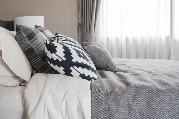 Bed en kussens in moderne slaapkamer — Stockfoto