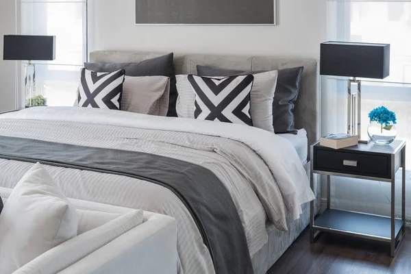 beyaz yatak ve siyah lamba modern yatak odası 