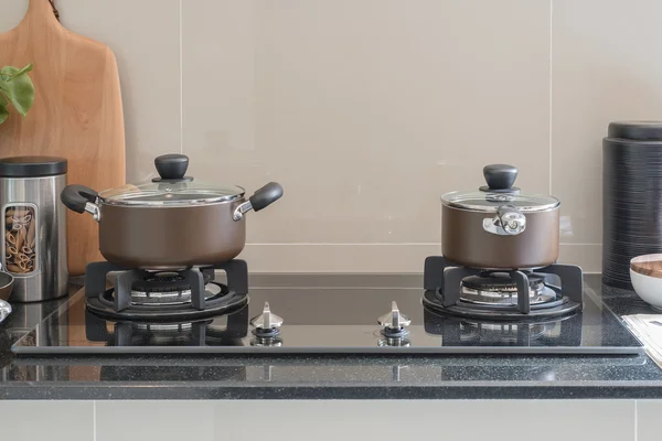 Pot dengan oven di counter granit hitam — Stok Foto
