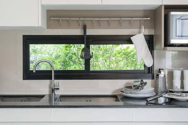 Garde-manger moderne avec évier et robinet sur le comptoir à — Photo