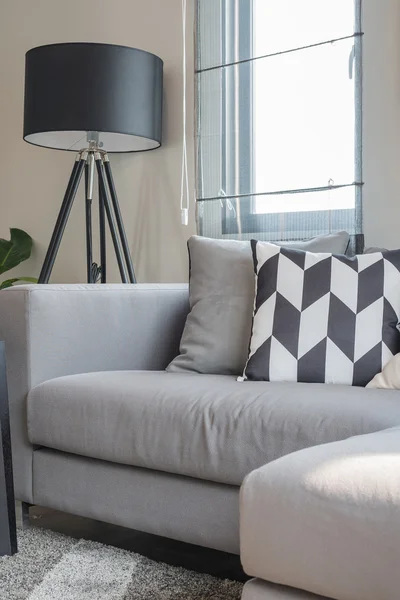 Almohadas en el sofá moderno en la sala de estar moderna — Foto de Stock