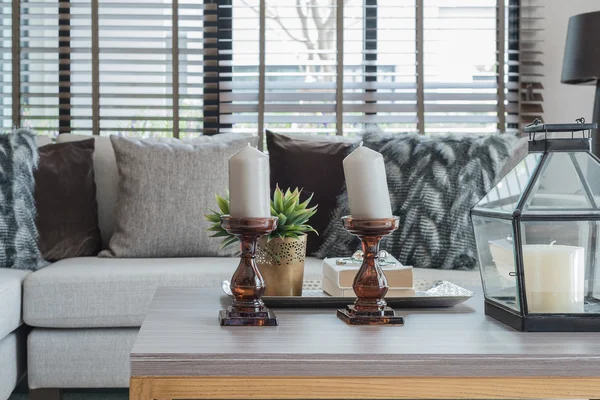 Sala de estar moderna com decorar ornamento na mesa de madeira — Fotografia de Stock