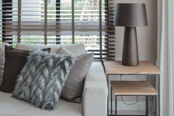 Moderní obývací pokoj s dřevěnou lampu — Stock fotografie