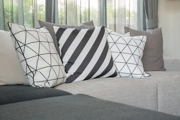 Almohadas en blanco y negro en sofá gris — Foto de Stock