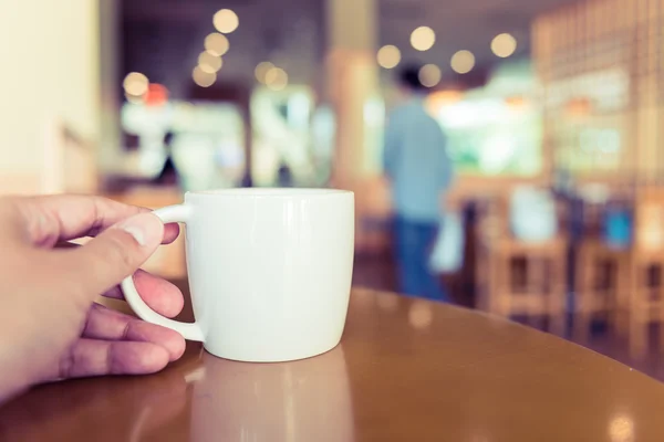 Tazza di caffè bianco in caffetteria — Foto Stock