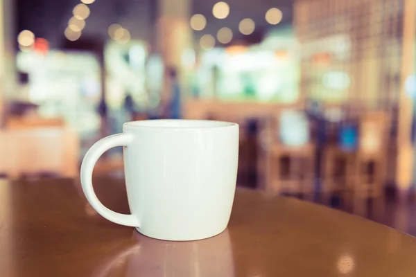 Tazza di caffè bianco in caffetteria — Foto Stock