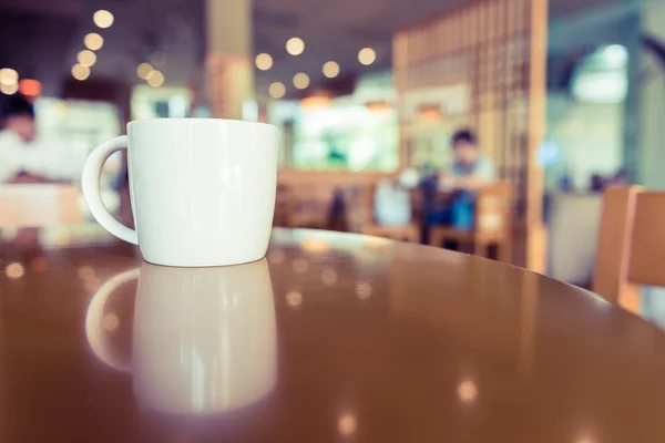 Tazza di caffè bianco in caffetteria — Foto Stock