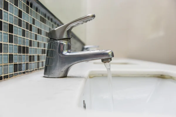 Waschbecken und Wasserhahn — Stockfoto