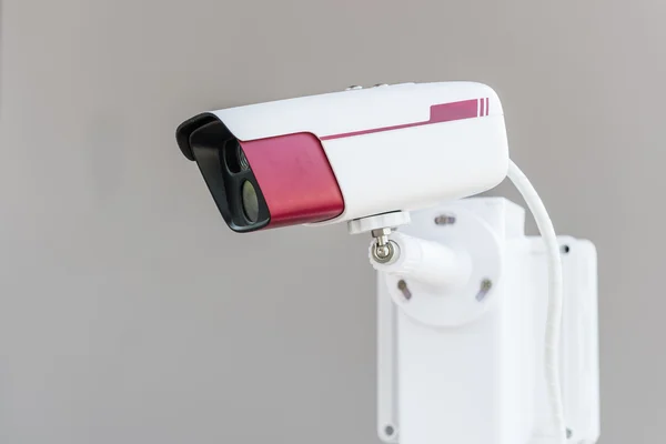 Камера видеонаблюдения на сером — стоковое фото