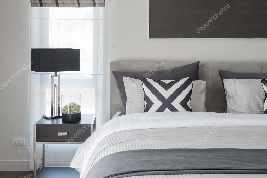 style de chambre à coucher moderne noir et blanc avec lampe noir ... style de chambre à coucher moderne noir et blanc avec lampe noir ...