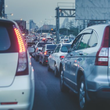 trafik sıkışıklığı araba geceden önce hızlı yolda sıra ile 