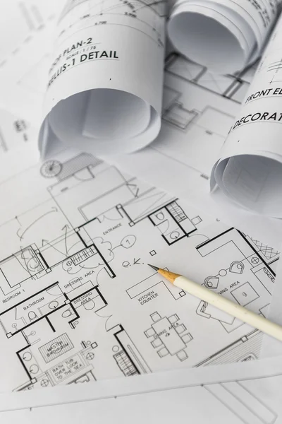 白色铅笔上建筑的施工图纸 — 图库照片