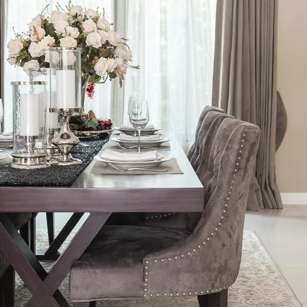 Comedor de lujo con mesa de madera y silla de estilo clásico —  Fotos de Stock