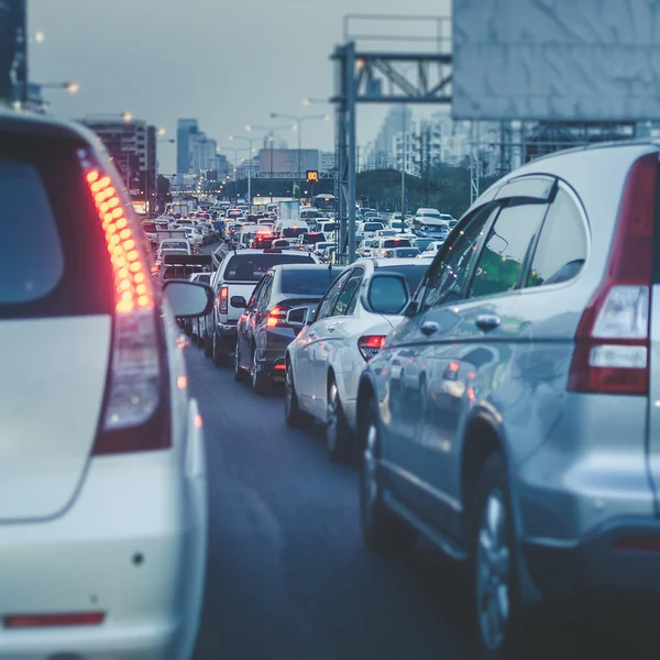 Ingorgo con fila di auto sulla strada espressa prima di notte — Foto Stock