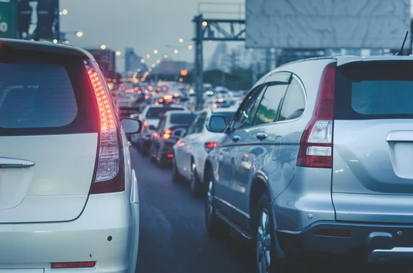 Dopravní zácpa s řadou auto na expresní způsobem před noc — Stock fotografie