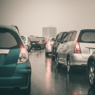 rainning günde hızlı yolda trafik sıkışıklığı
