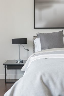 gri siyah lamba ile modern yatak odası beyaz yatakta yastığına