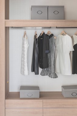 modern ahşap dolap Ray üzerinde asılı gömlek