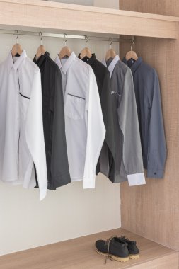 modern ahşap dolap Ray üzerinde asılı gömlek