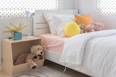 renkli yastıklar ve bebek çocuk yatak odası 