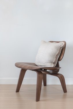 ahşap modern sandalye yastık ile