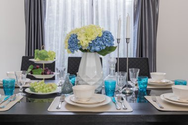 Tablo set ile modern yemek odası 