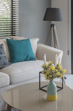 modern sandalye ve koltuk bitki vazo ile modern oturma odası