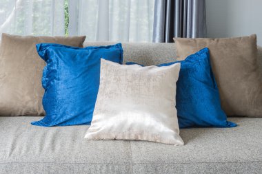 modern oturma odasında gri kanepe yastık