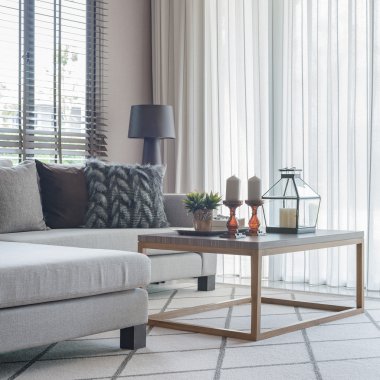 modern kanepe ve yastık modern oturma odası 