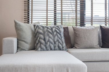 oturma odasında modern kanepe yastık