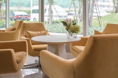 Sarı sandalye ve modern oturma odasında kanepe 