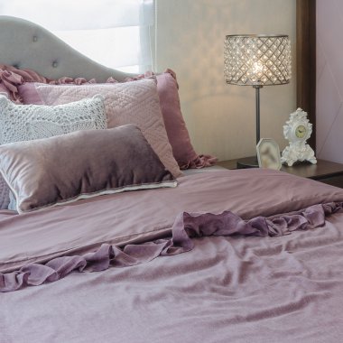 Klasik lamba tarzı ahşap masa yan yatak odasında 