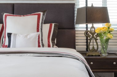 Klasik beyaz yatak yastık ve klasik lamba tarzı tablo s