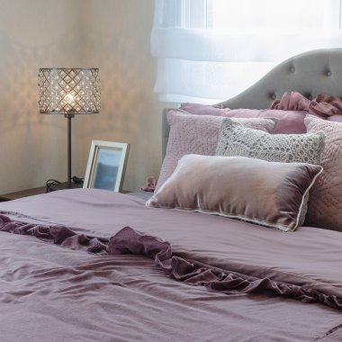 Klasik lamba tarzı ahşap masa yan yatak odasında 