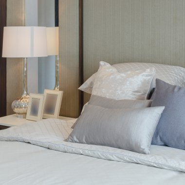 cam vazoda çiçek tablo tarafında ile beyaz klasik lamba