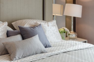 cam vazoda çiçek tablo tarafında ile beyaz klasik lamba 