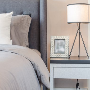 resim çerçevesi tablo tarafında lambalı 