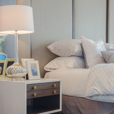 Tablo tarafında beyaz klasik lamba