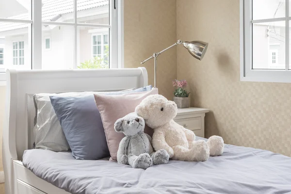 Quarto de criança com bonecas na cama de madeira branca — Fotografia de Stock