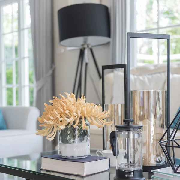 Fleur jaune dans un vase en verre et livre sur table en verre dans la vie r — Photo