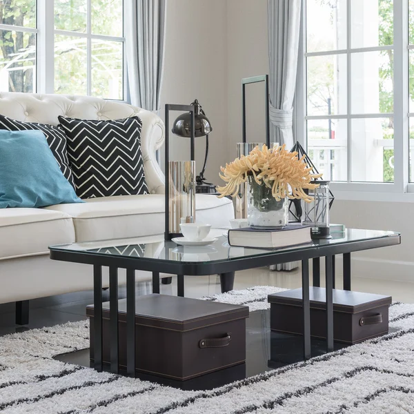 Table en verre avec vase de fleur sur tapis dans le salon classique — Photo