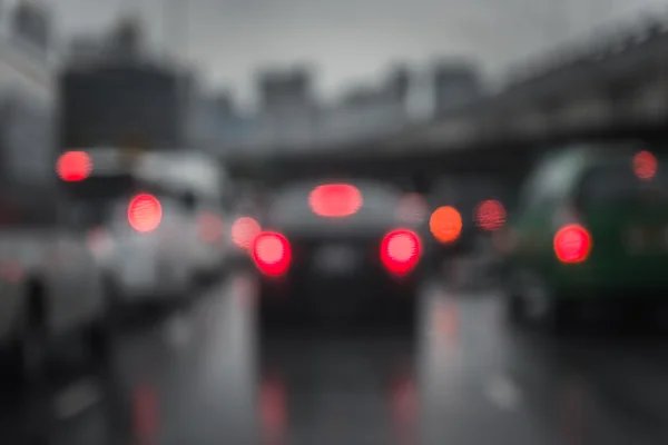 Tráfego desfocado visto através de um pára-brisas do carro — Fotografia de Stock